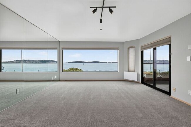 Building Photo - Enormous Waterfront Alki Condo w/ Stunning Views