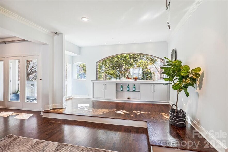 Building Photo - 337 W 7th St