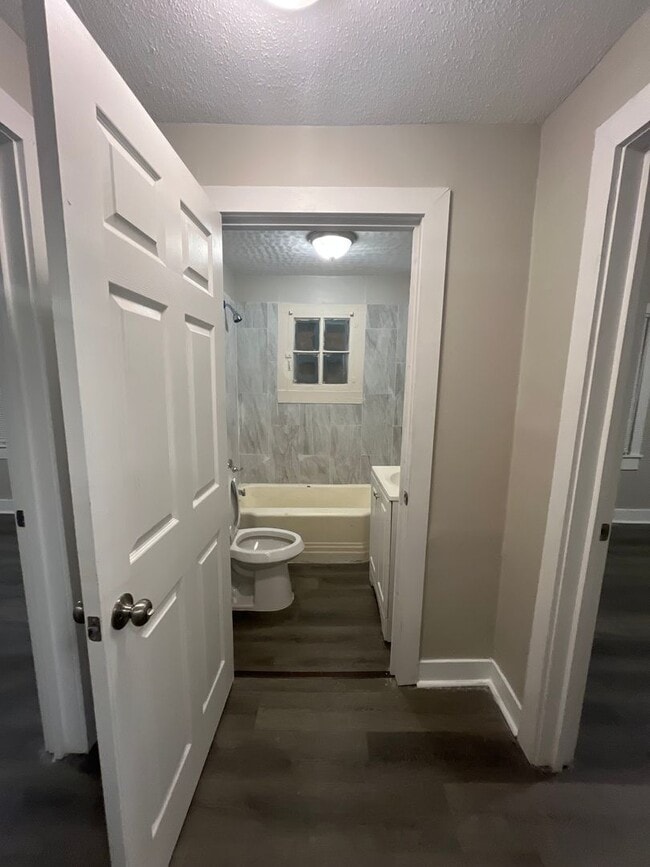 Building Photo - Fully Renovated House