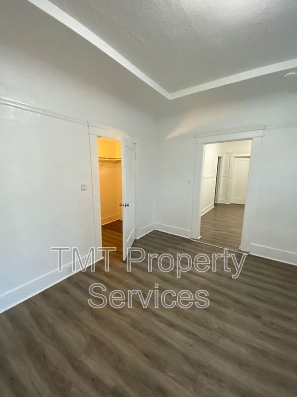 Building Photo - 202-208 W Oak Street