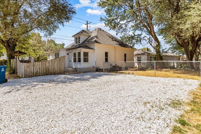 Building Photo - Charming 3 Bedroom, 2 Bathroom Home for Re...