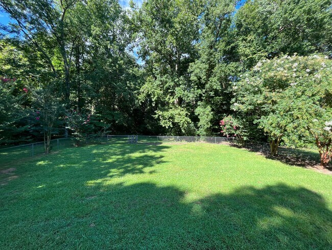 Building Photo - Charming 3-Bedroom Ranch