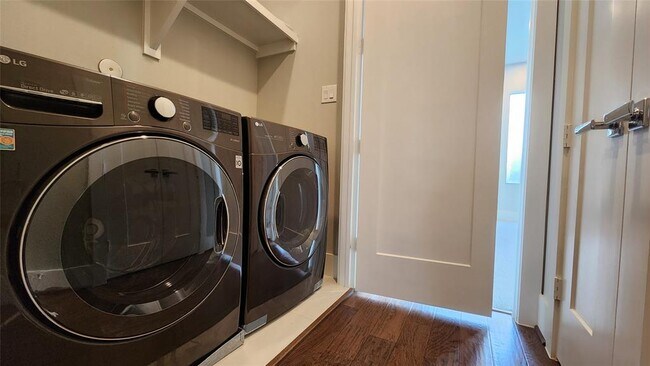 Building Photo - 5713 Larkin St