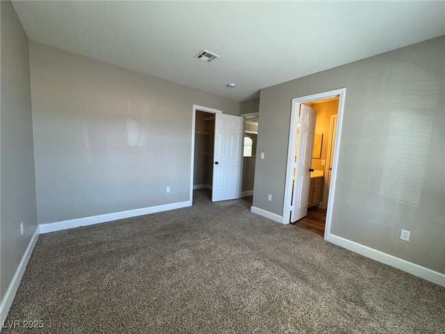 Building Photo - 910 Elegant Coral Ave