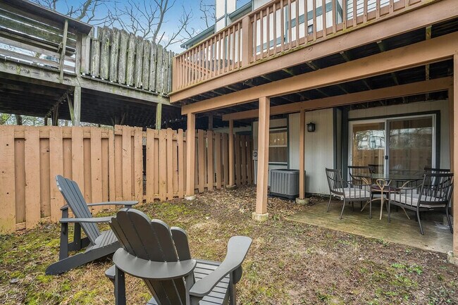 Building Photo - 2000 Quiet Stream Dr