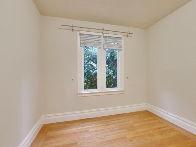 Building Photo - Remodeled 3 Bedroom in Nob Hill!!