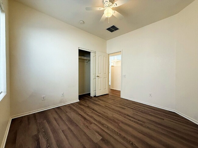 Building Photo - "Charming 3-Bed, 2-Bath Oasis with 1,430 Sq Ft in Phoenix's Heart!"