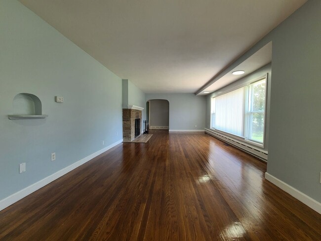 Building Photo - Spacious 4-Bed, 2-Bath Updated Home in Ben...