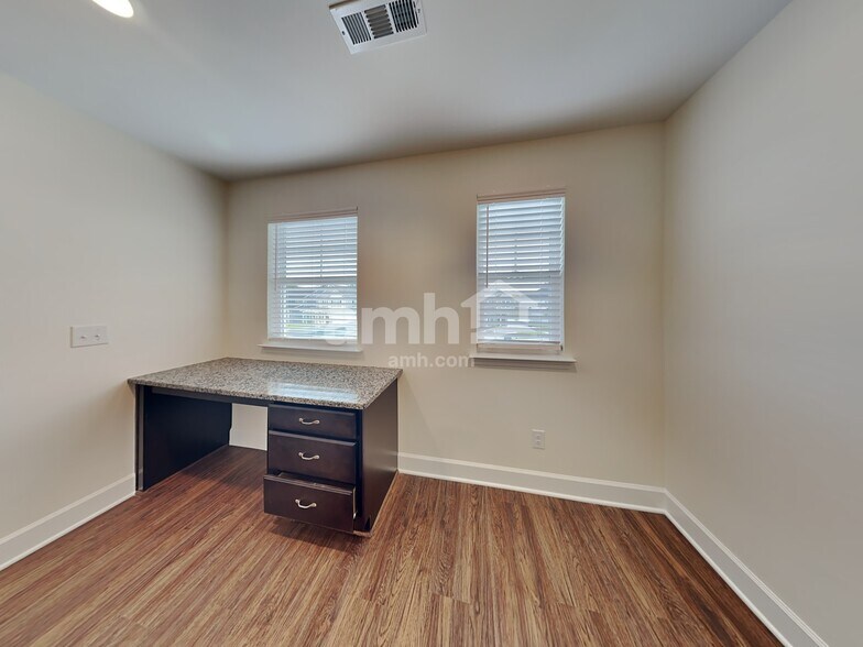 Building Photo - 3102 Esquire Dr