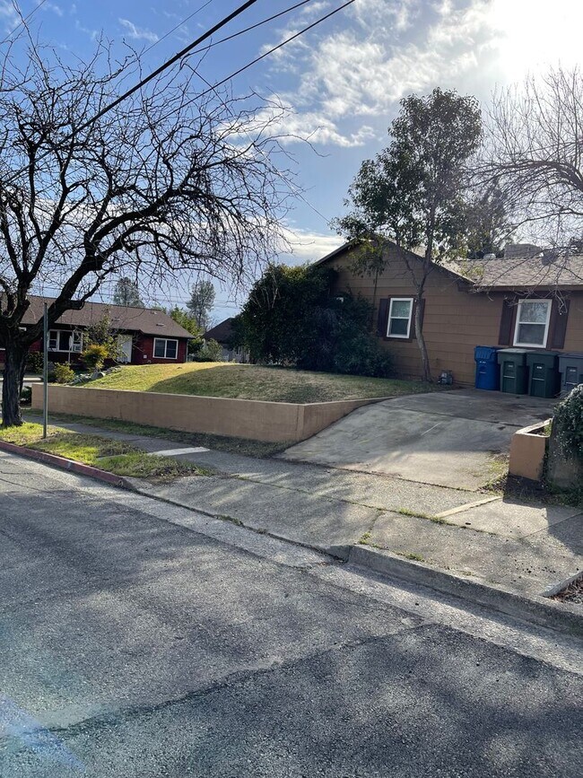 Building Photo - CHARMING 4 BED 2 BATH HOUSE NEAR DOWNTOWN