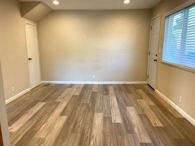 Building Photo - 10350 Leola Ct