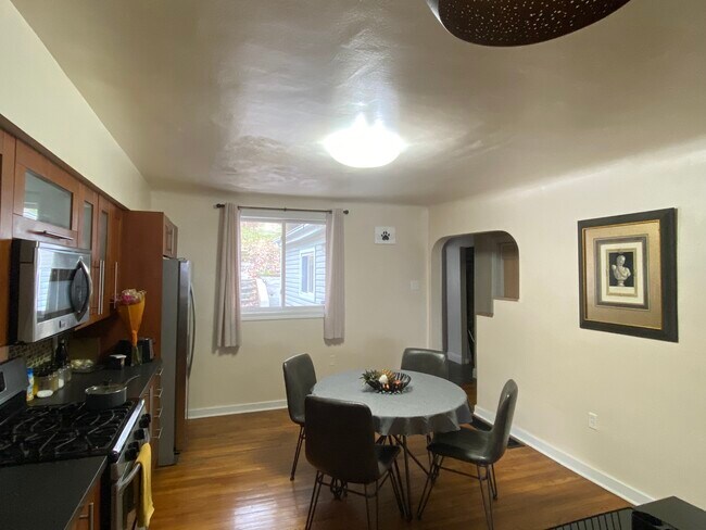 Building Photo - 2512 Burham St