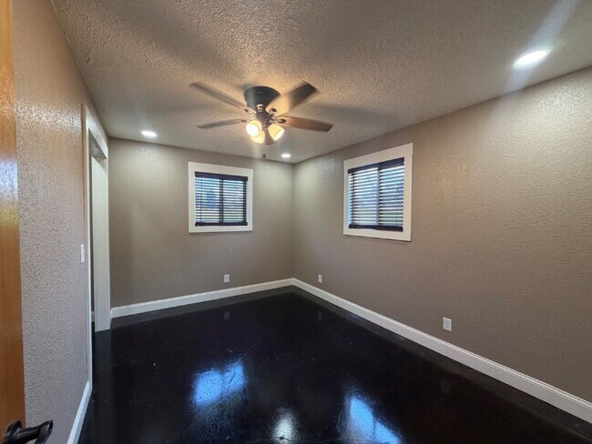 Building Photo - 21167 Narrows Ln