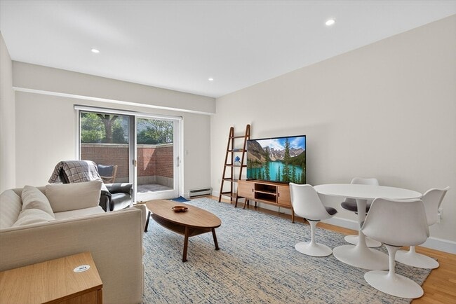 Building Photo - 10 Bowdoin St