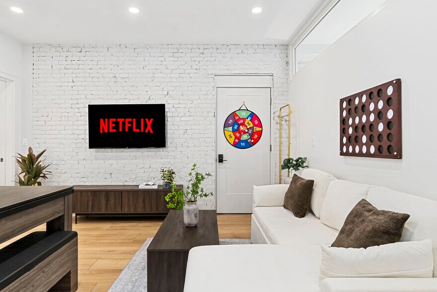 Primary Photo - 1566 Beacon St