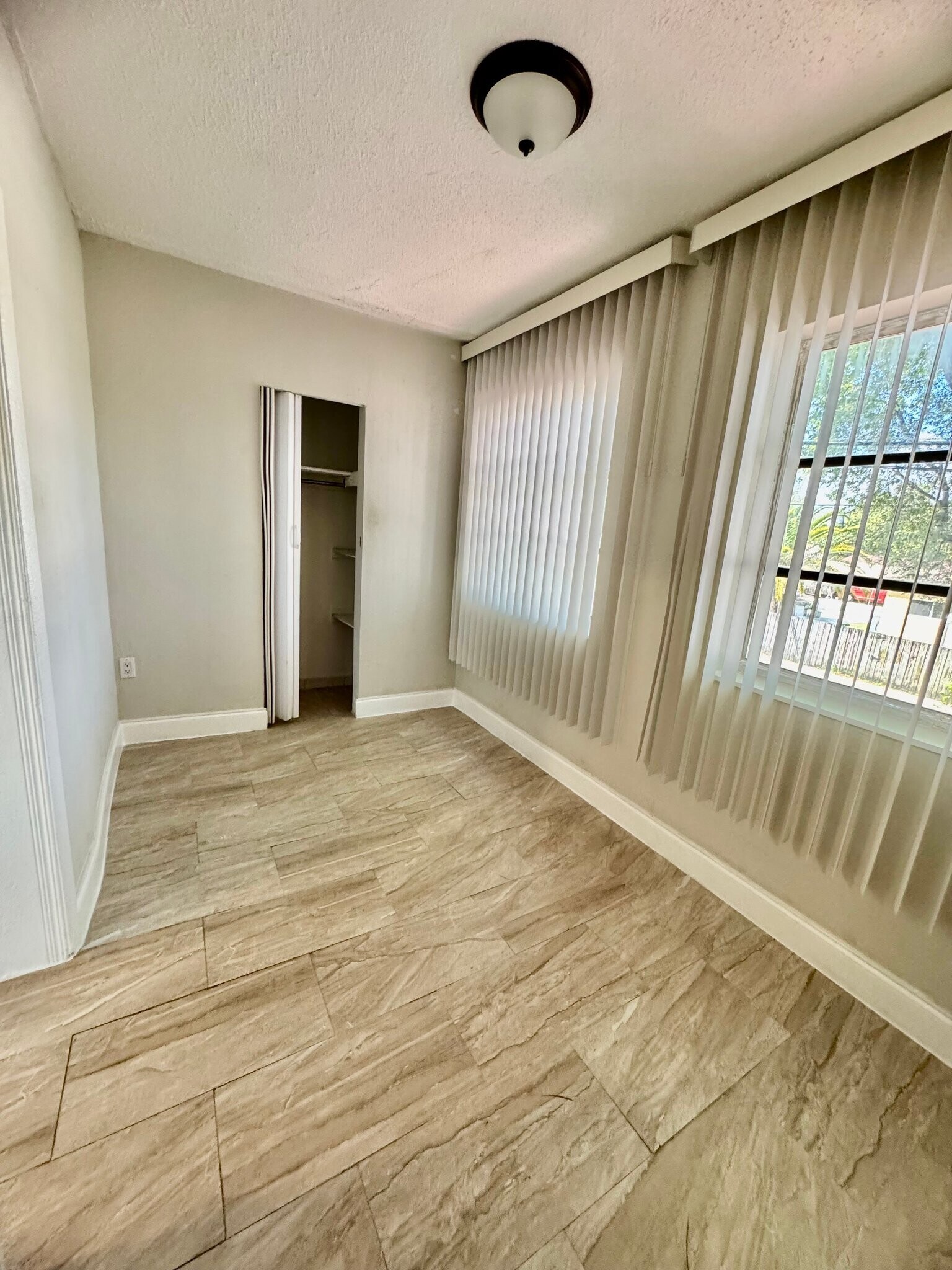 Building Photo - 921 N 19th Ave