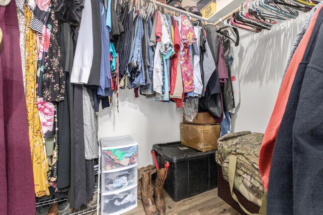 Building Photo - 617 E Ellis Dr