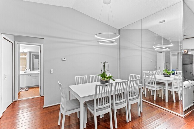 Building Photo - 6560 Ridgefield Cir