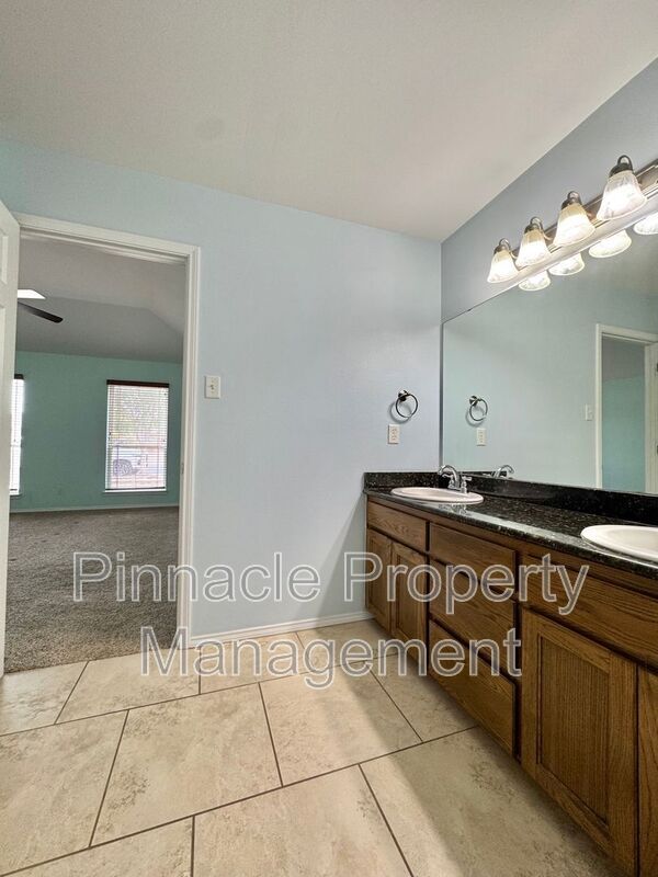 Building Photo - 4925 Scarlet Oak Dr
