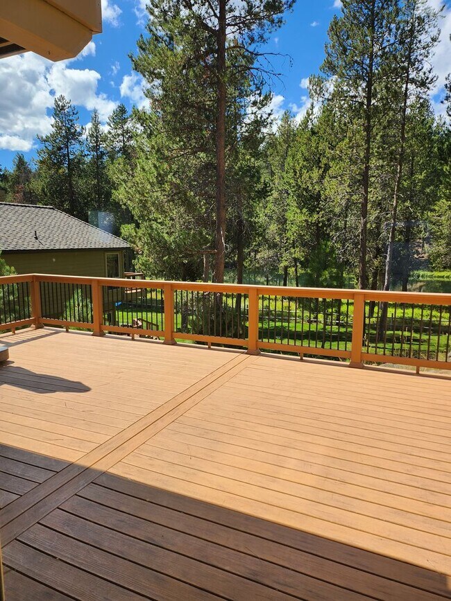 Building Photo - Riverfront - FALL SPECIAL - $250/OFF FIRST...