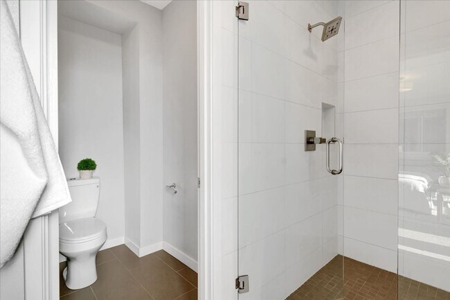 Building Photo - $500 off first month! Spacious, light-fill...