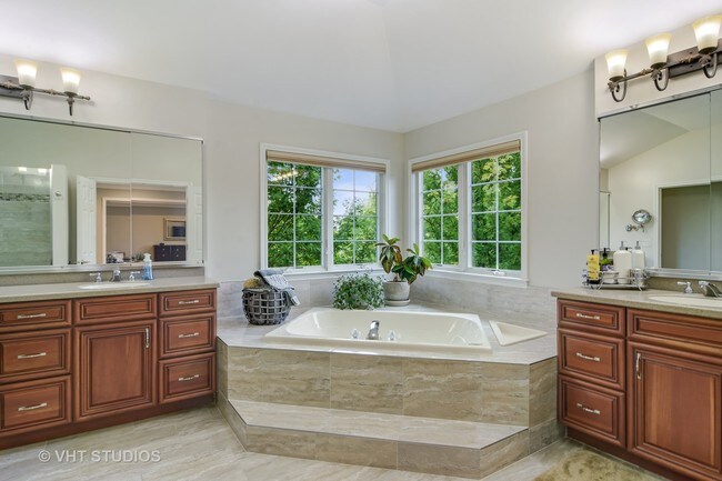 Building Photo - 21 Doral Dr