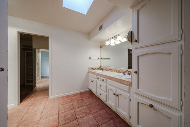 Building Photo - Scottsdale Country Club Living!