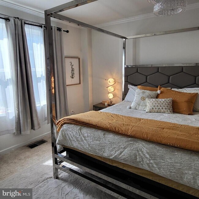 Building Photo - Welcome to your new home in the heart of L...