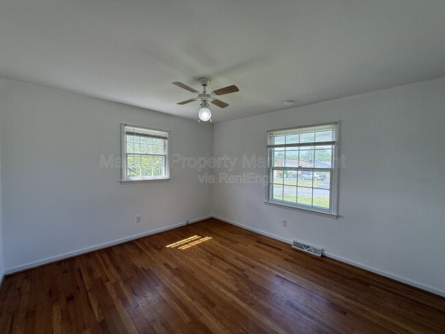 Building Photo - 1804 Sherwood Dr