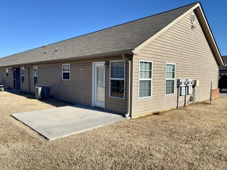 Building Photo - 504 Cedar Creek Dr