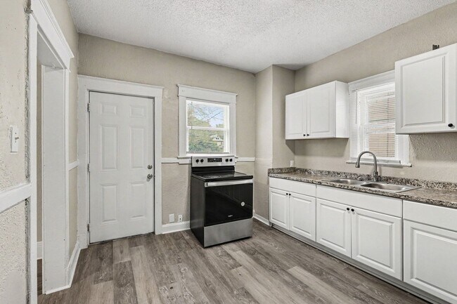 Building Photo - *MOVE IN SPECIAL* $250 Off First Full Month's Rent OR Free 55in TV!