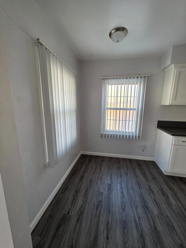 Interior Photo - 5525-5535 W 118th St