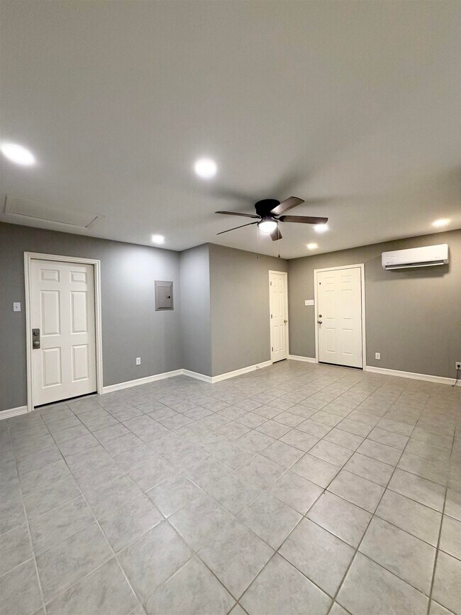 Building Photo - 11111 Revilla Dr