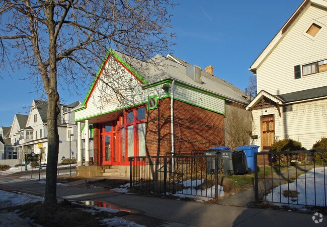Building Photo - 394 Franklin Ave