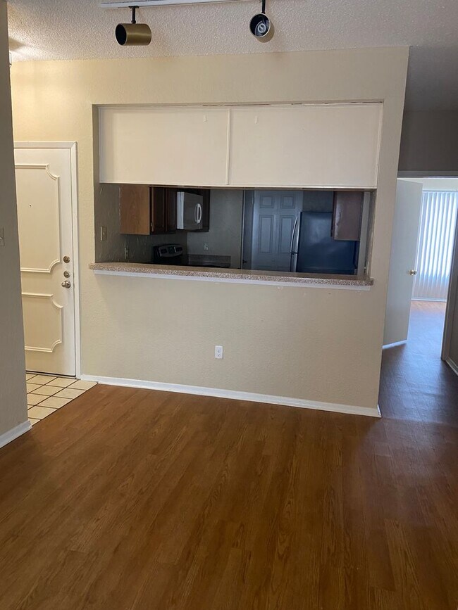 Building Photo - K242 - Croix #219