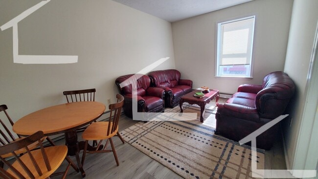Building Photo - Conveniently located, beautifully maintained Apt with modern appliances.  A/C.  Near Public Trans...