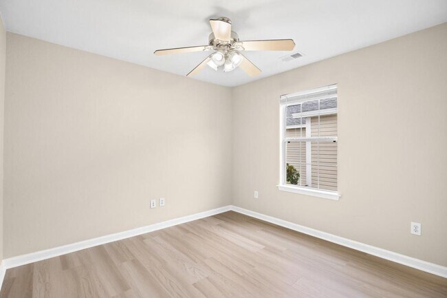 Building Photo - 454 Dandelion Ln