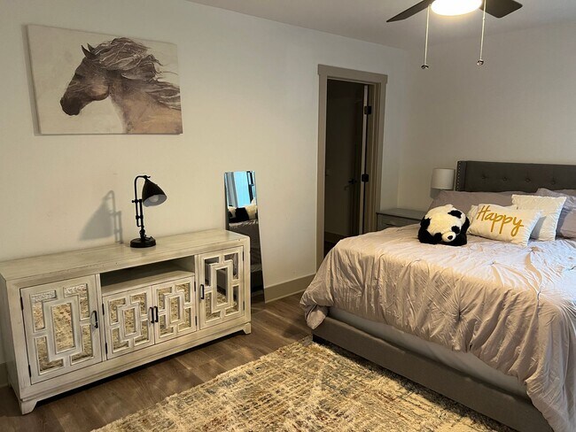 Building Photo - Home on Beautiful Farm and Vineyard Minute...