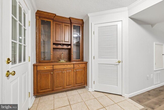 Building Photo - 8727 Thornbrook Dr