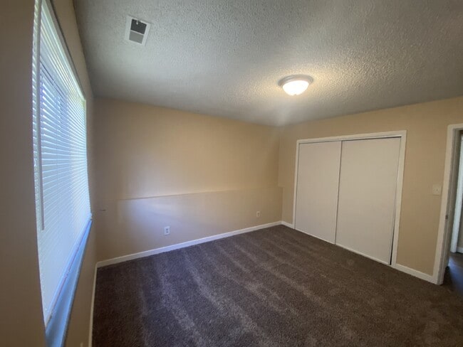 Building Photo - "Charming 2-Bedroom Retreat in Colorado Sp...