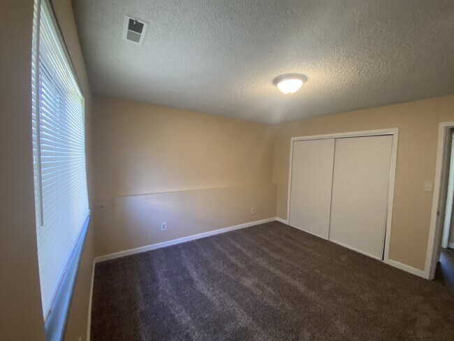 Building Photo - Cozy Condo Available NOW!