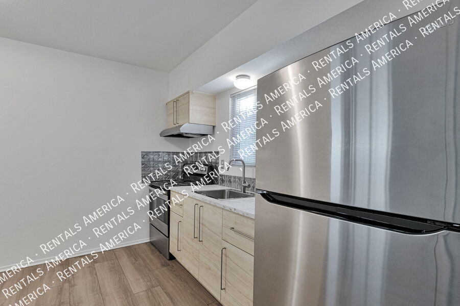 Building Photo - 749 E 6th St