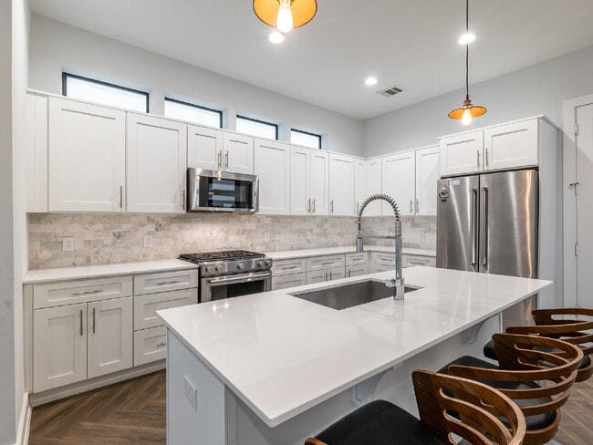 Building Photo - "Charming 4-Bed Houston Haven with Elegance on East 32nd Street!"