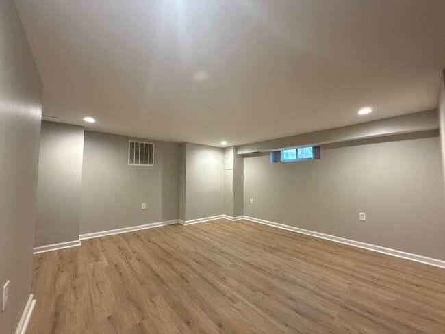 Building Photo - Three Bedroom Home In Essex