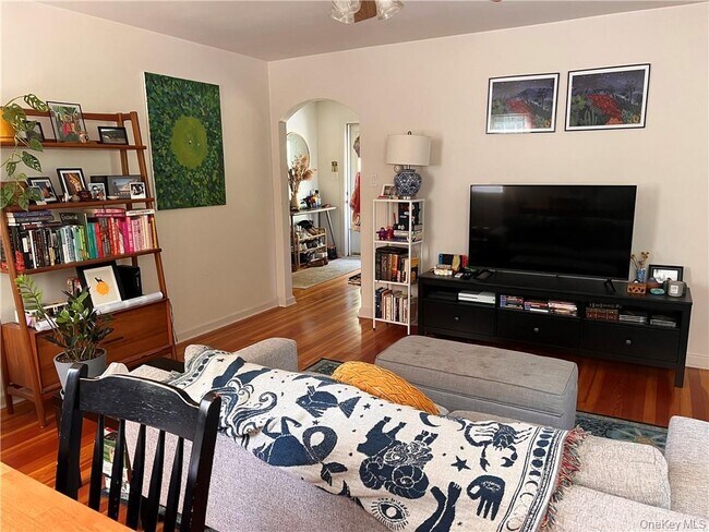 Building Photo - 14 Old Glenham Rd