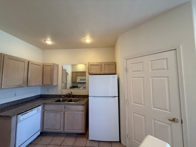 Building Photo - Renovated 2 Bedroom in Summerlin