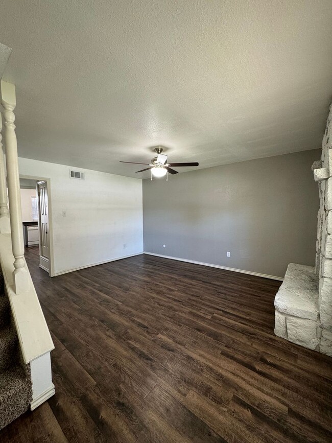 Building Photo - Move in Special! 2 Bedroom 1.5 Bathroom To...