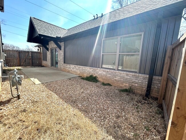 Building Photo - Water included - 1 Bed 1 Bath Near Downtown Rogers