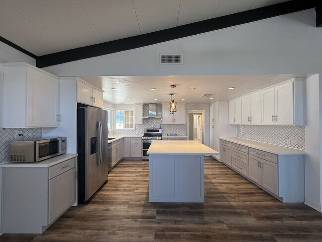 Building Photo - West Palmdale Pool Home!