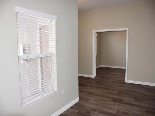 Building Photo - Fully remodeled ground floor 2BR unit in gated Mission Ridge - with garage!